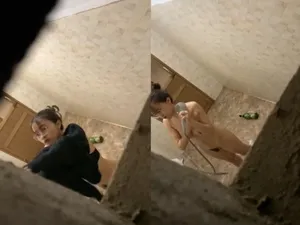 Quay lén người yêu vú ngon tắm, khe lỗ lồn chảy nước ròng ròng