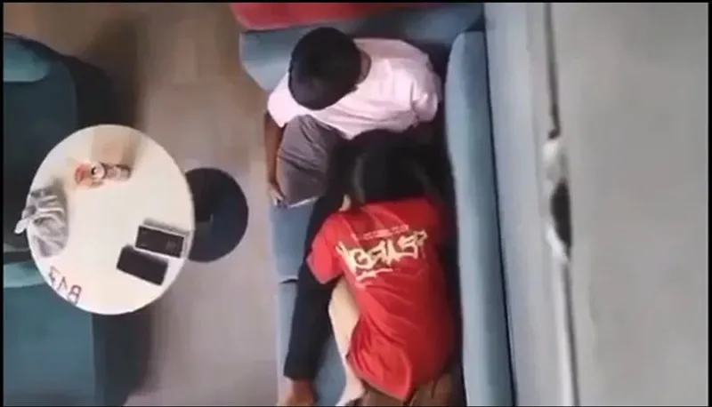 Quay lén người tình liếm bú cho người yêu nơi công cộng